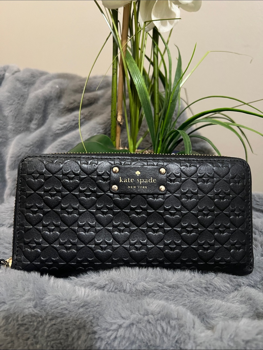 Kate Spade Penn Black Quilted Heart-Embossed Zip-Around Wallet EUC retail $159